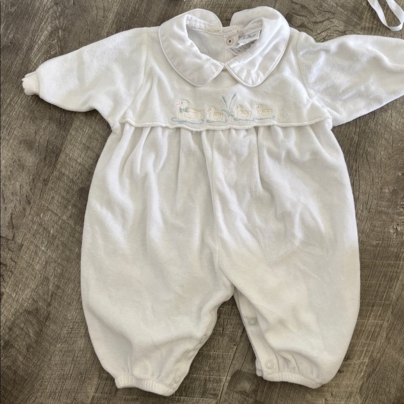 Baby Dior One Piece Romper Snap Bottom USA Made 0-3 M Collar Beautiful w Bonnet - Picture 2 of 4
